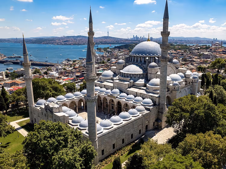 Süleymaniye-moskeen med fire minareter over Istanbul