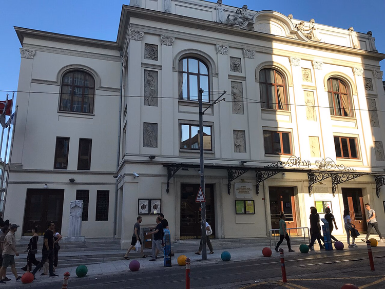 Фасад оперного театра Сюрейя в Кадыкёе днём