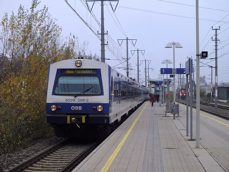 Wien Floridsdorf varış tabelalı ÖBB banliyö treni