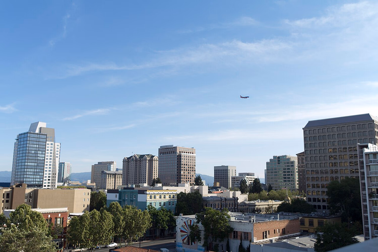 Høyhusene i sentrum av San Jose under en klar himmel