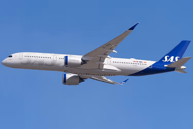 SAS-fly under flyvning mot himmelen
