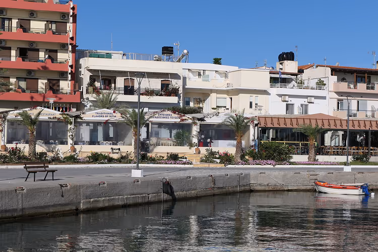 Hafenpromenade von Sitia mit Häusern und Palmen