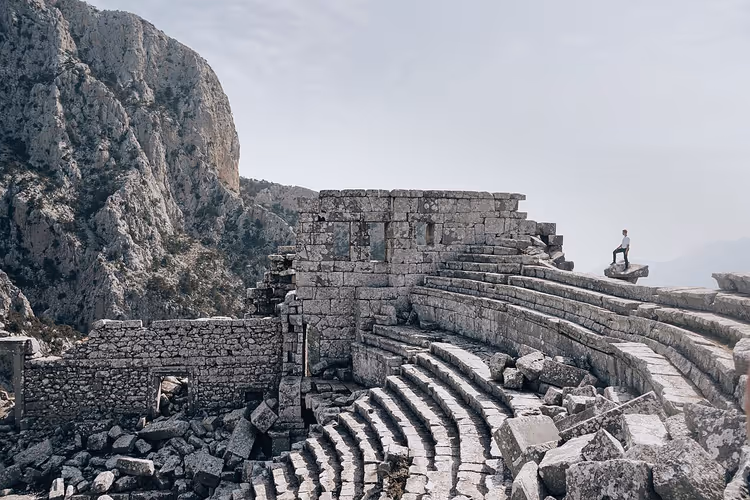 Dağlarda antik Termessos tiyatrosunun kalıntıları