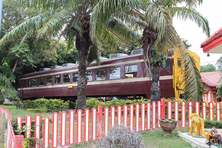 Veteranvognen KiHa 28 på Hua Hin stasjon