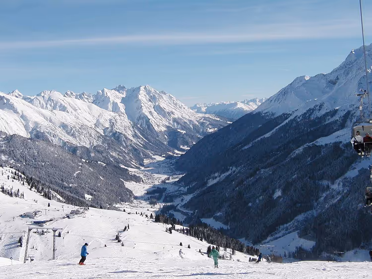 St. Anton am Arlberg im Winter, umgeben von Bergen