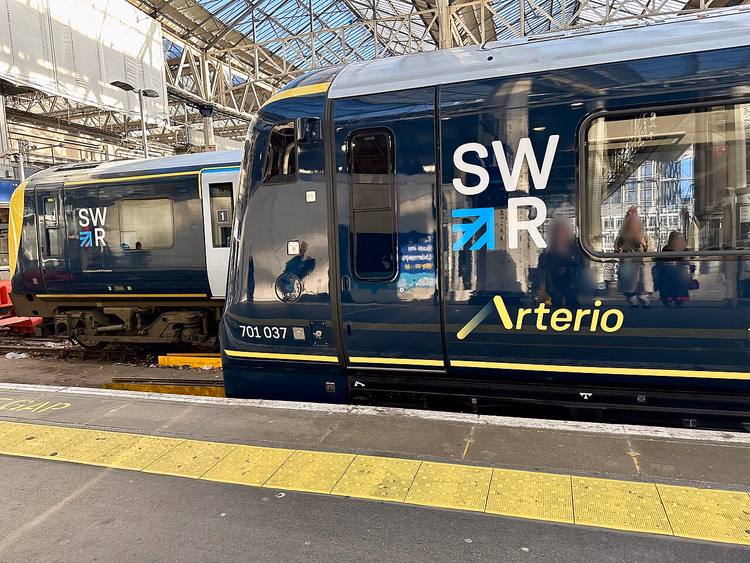 SWR Arterio-tog på plattformen ved Waterloo stasjon