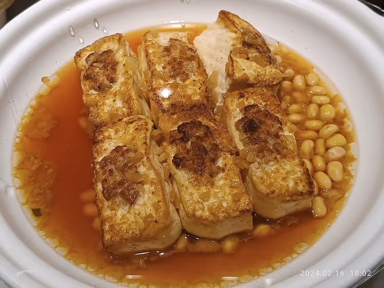 Fylt tofu med fyll i bønnesaus