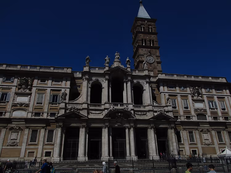 Roma'daki Santa Maria Maggiore bazilikasının çan kulesiyle arka cephesi