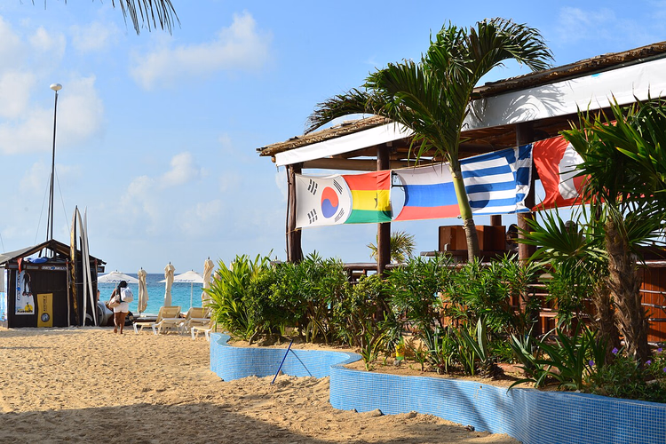 Playa del Carmen'de deniz kenarındaki plaj barı