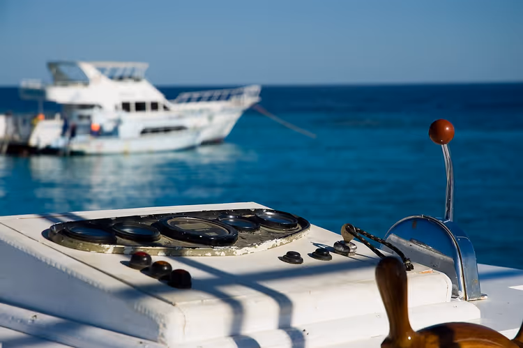 Speedboot en zee op een heldere dag