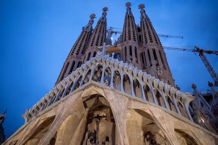 Türme der Sagrada Família und Baukräne vor blauem Himmel