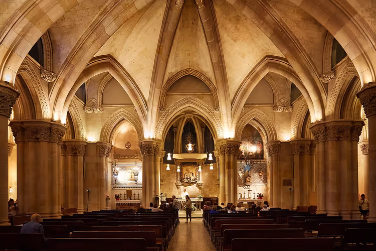 Sütunlar ve sunakla Sagrada Familia kriptinin içi