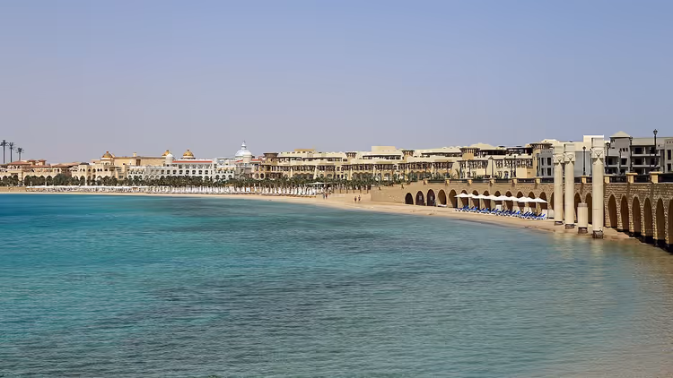 Sandstrand am Roten Meer im April