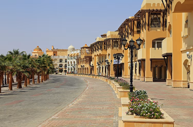 Promenade van het resort Sahl Hasheesh met palmen en gebouwen