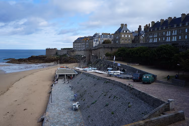 Zandstrand en vestingwallen van Saint-Malo