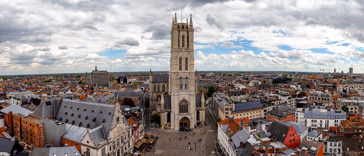 Sint-Baafskathedraal tegen het Gentse stadsbeeld