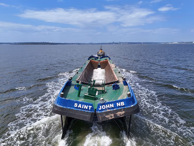 Lekter med påskriften Saint John NB i bukta