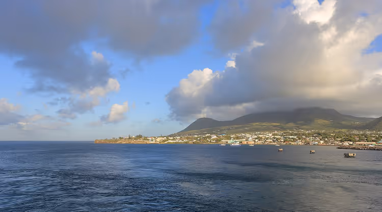 Zonsopgang boven Basseterre, gezien vanaf zee