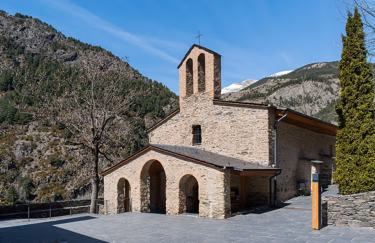 Stenen kerk van Meritxell in de bergen van Andorra