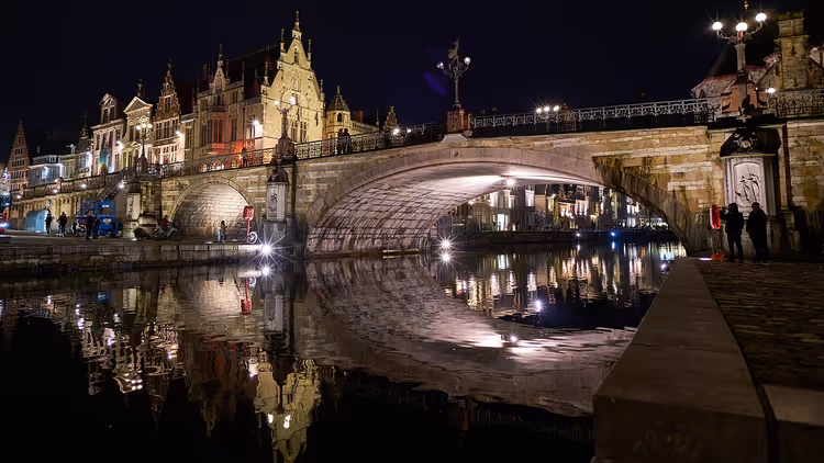 Sint-Michielsbrug in Gent bij nacht met weerspiegelingen