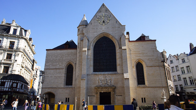 Gevel van de Sint-Niklaaskerk met een klok op de geveltop