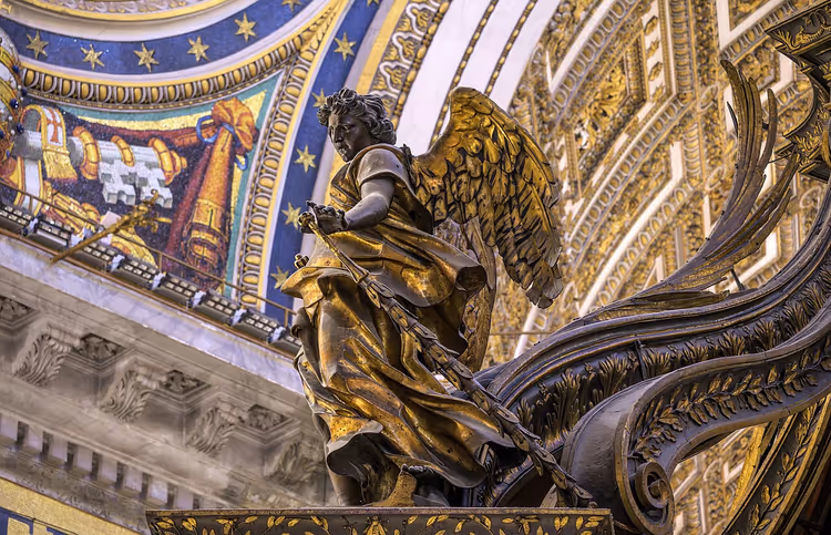 Vergulde engel op Bernini's baldakijn in de basiliek