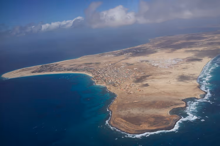 vue aérienne de l'île de Sal avec la ville de Santa Maria