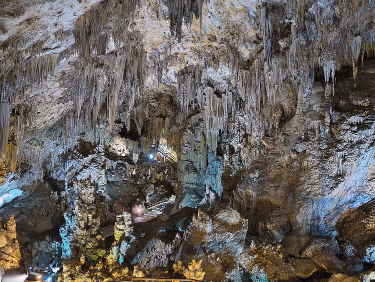 Stalactieten en zuilen in de zaal van de Cueva de Nerja