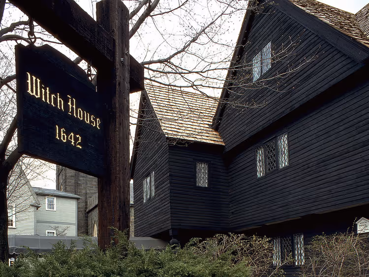 Dunkles Holzhaus Witch House 1642 in Salem