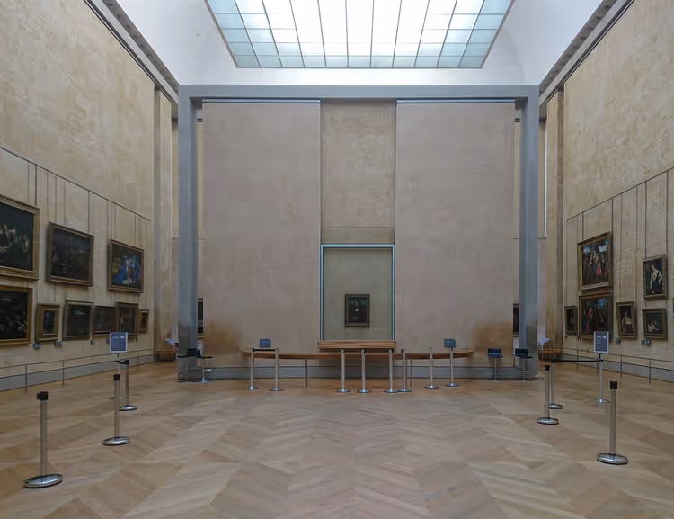 Louvre-zaal met de Mona Lisa in het midden