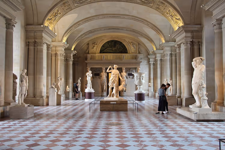 Antieke beelden in de Salle des Caryatides in het Louvre