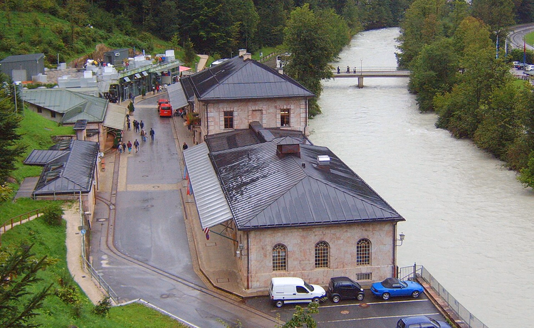 Gebouwen van de zoutmijn van Berchtesgaden aan de rivier