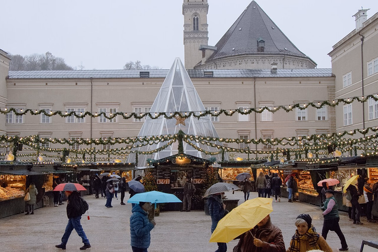 Christkindlmarkt am Domplatz an einem regnerischen Tag