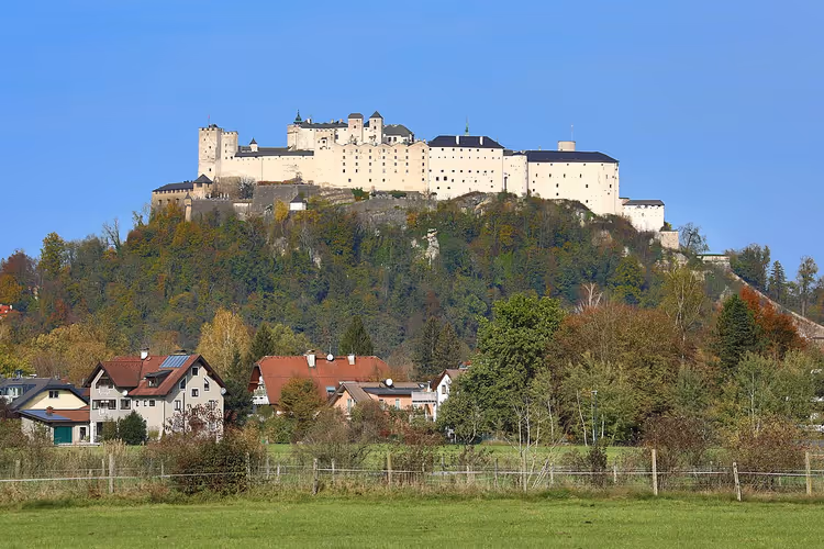 Festung Hohensalzburg auf dem Hügel über Salzburg