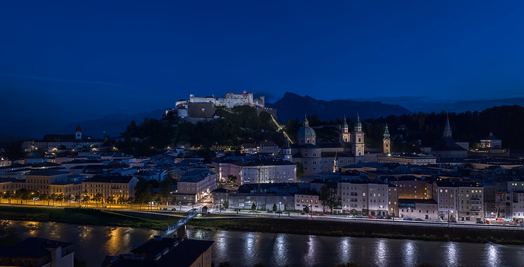 Beleuchtetes Salzburg mit der Festung zur blauen Stunde