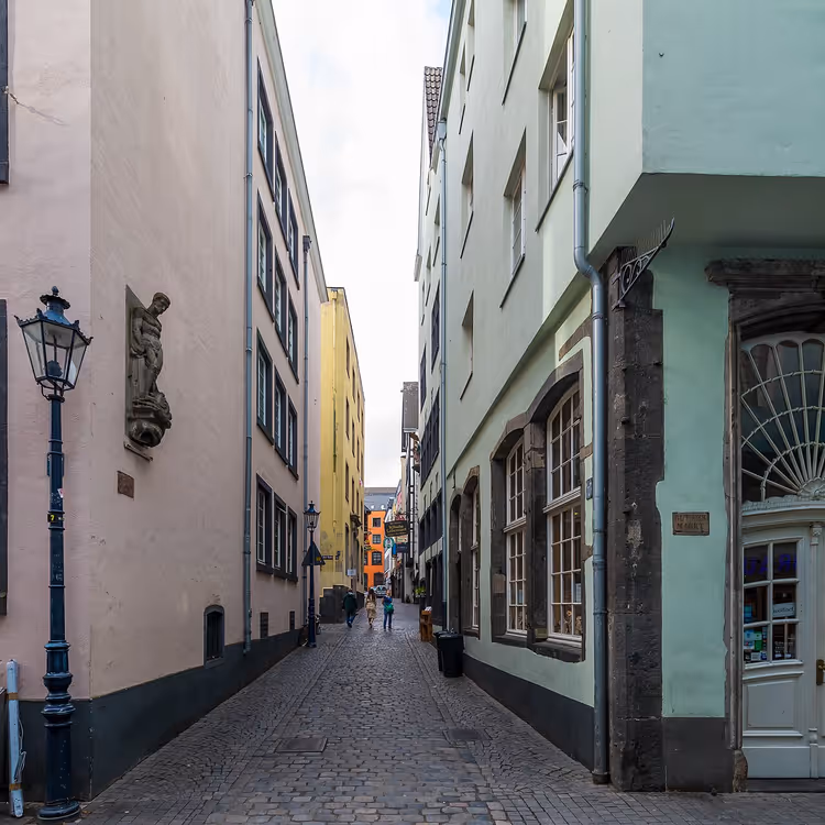 Schmale Salzstraße mit Häusern und einer Straßenlaterne