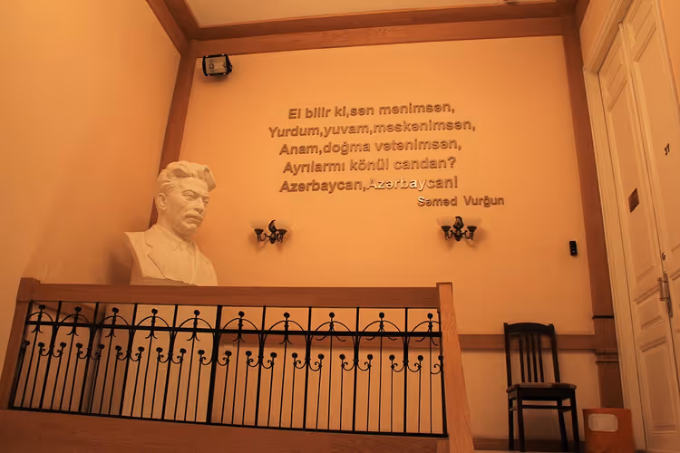 Buste van Samad Vurgun in de hal van zijn woonhuismuseum