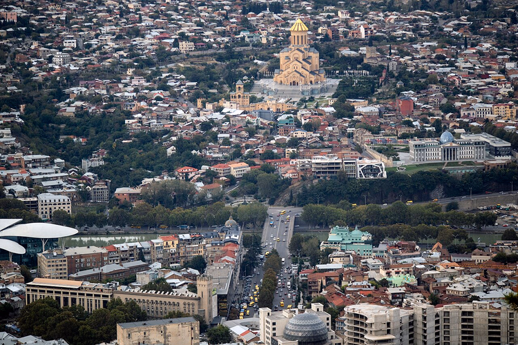 Sameba-Kathedrale über den Vierteln von Tiflis, Luftaufnahme