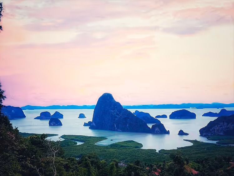 Blick auf die Bucht von Phang Nga vom Aussichtspunkt Samet Nangshe