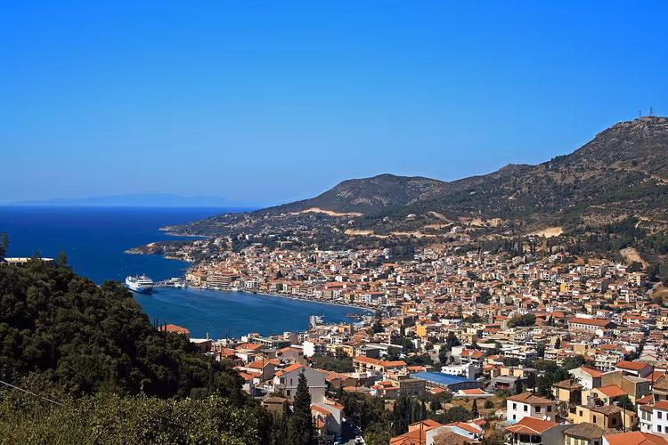 Panorama van Samos-stad en haven van bovenaf