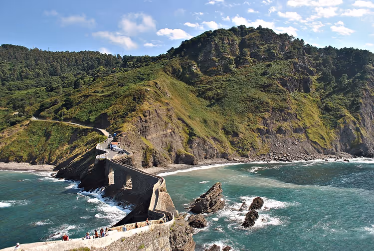 San Juan de Gaztelugatxe adasına giden taş köprü
