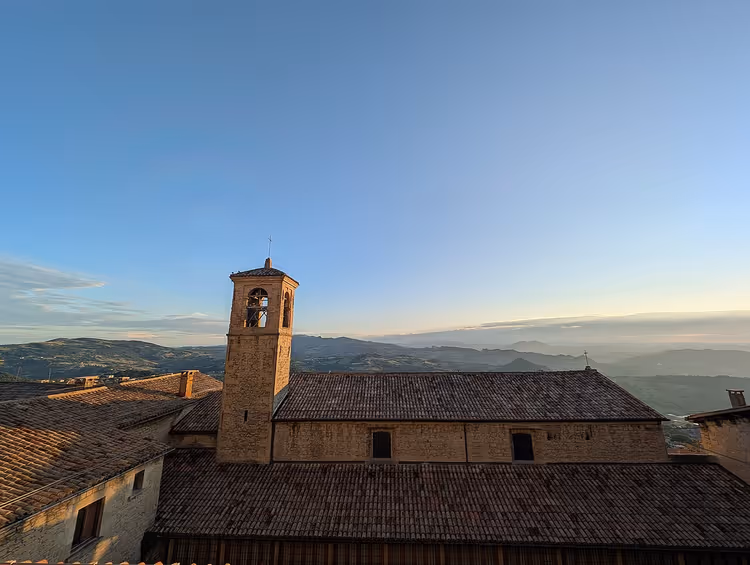 Luftfoto av San Francesco-kirken med klokketårn