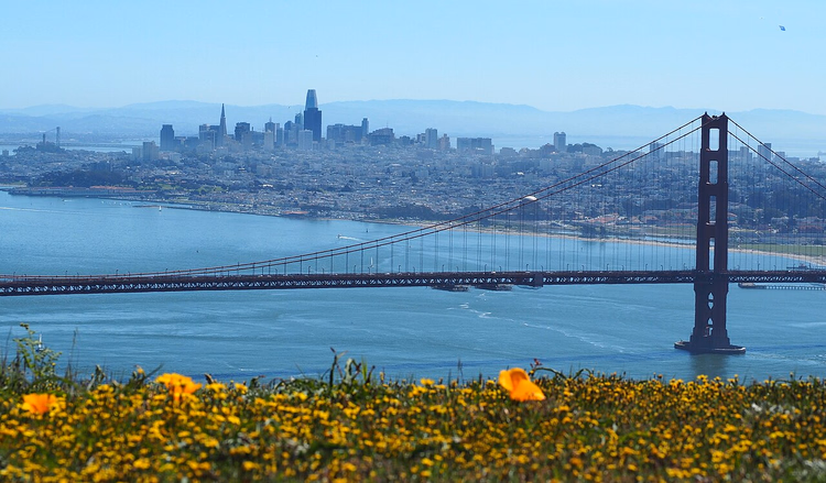 San Francisco og Golden Gate Bridge fra åsene