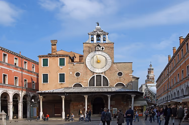 San Giacomo di Rialto-kerk met klok op de gevel