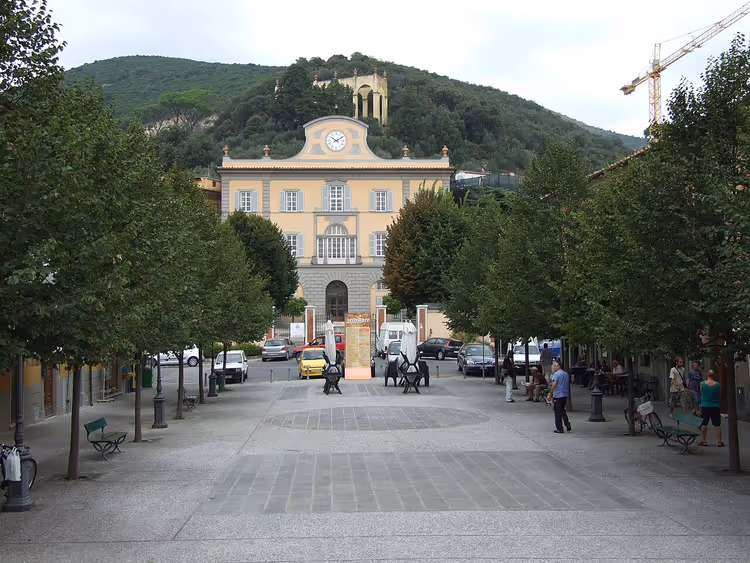 Saat kulesi binası ve tepesiyle Piazza Italia
