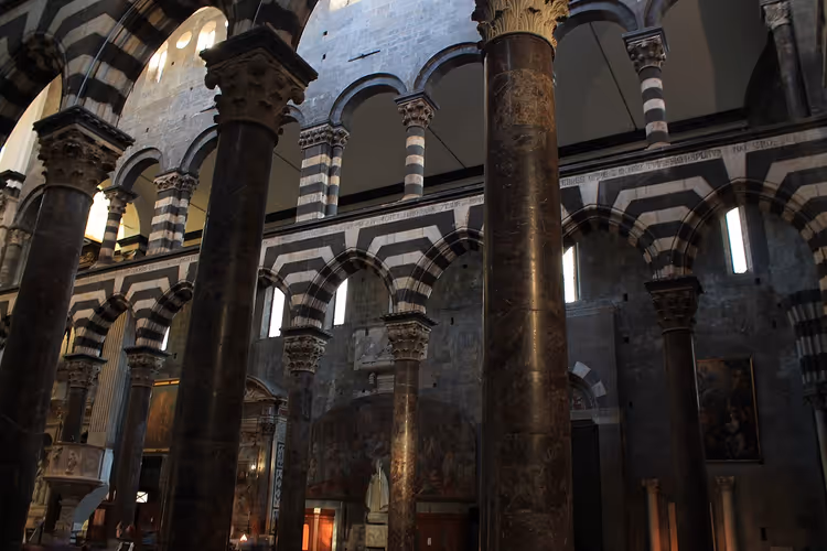 Çizgili kemerleriyle San Lorenzo Katedrali'nin içi