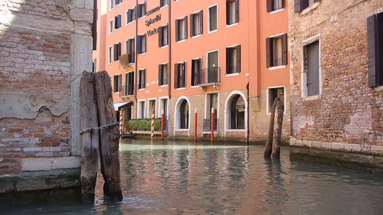 Gevel van het Splendid Venice hotel aan een kanaal in Venetië