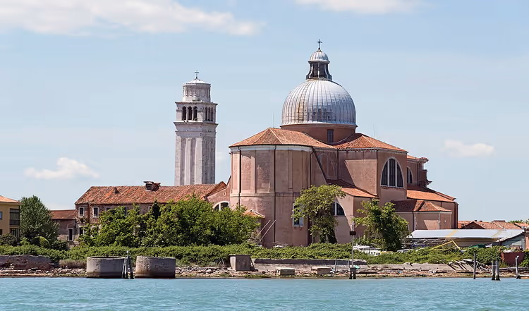 San Pietro di Castello-kerk met koepel en klokkentoren