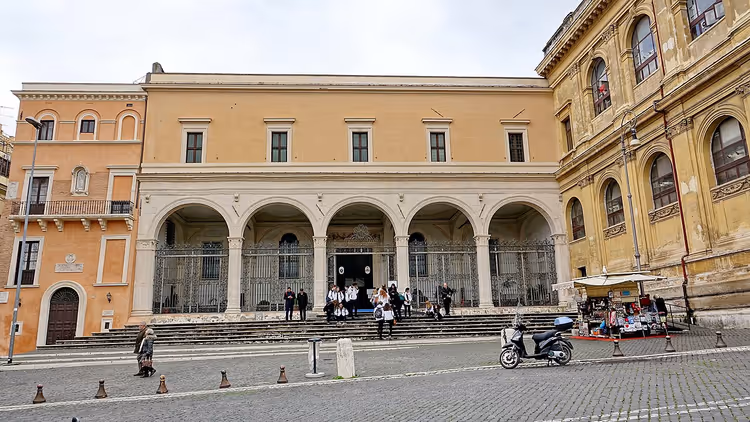 Fasaden til basilikaen San Pietro in Vincoli med buet portiko