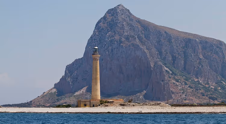 Kayalığa karşı San Vito Lo Capo deniz feneri